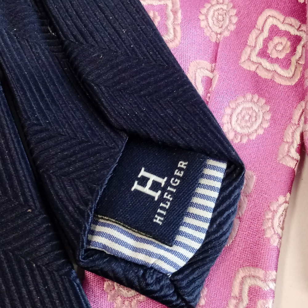 Tommy Hilfiger Unique  Two Tone Silk Necktie - Picture 2 of 8